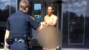 Naháč zaútočil na policajtov so záhradným postrekovačom