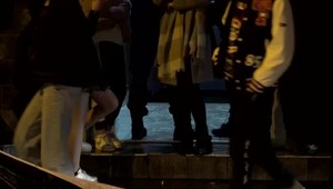 Hromadná bitka na námestí: Pred barom sa do seba pustilo vyše 20 ľudí