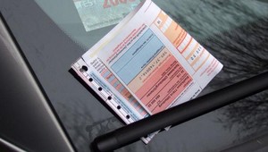 Muž parkoval pred svojím domom dlhých 22 rokov, teraz mu prišla pokuta