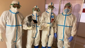 Štáb TV JOJ nakrúcal v červenej zóne, kde sú pacienti s podozrením alebo potvrdeným ochorením Covid-19