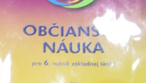 Podľa učebnice deti fetujú a chodia poza školu. Štát ju zatiaľ nestiahne