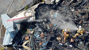 Lietadlo sa zrútilo medzi domy, hlásia mŕtvych