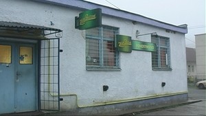 Chlapi sa v krčme pobili. Kvôli svojim penisom!