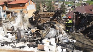 Plamene zanechali spúšť. Rodina prišla pri požiari o strechu nad hlavou