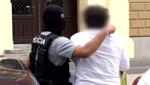 Obvinení policajti sa postavili pred súd. Prokurátor žiada o vzatie do väzby