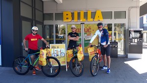 Zjazdoví lyžiari a kanoista si zmerali sily v netradičnom trojboji. Kto zvíťazil?