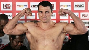 Kličko s Hayem si zaboxujú na jednom z futbalových štadiónov