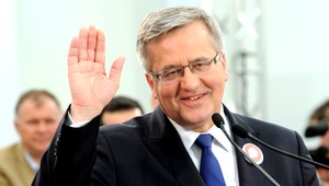 Poliaci rozhodujú o prezidentovi, post obhajuje Komorowski