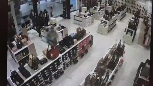 Polícia pátra po dvojici zlodejov. Ukradli vyše sto kusov oblečenia za tisíce eur