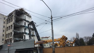 Záchranári zasahovali na stavenisku. Prevrátil sa žeriav