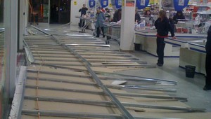 Nakupujúci v šoku! V supermarkete sa zrútil strop