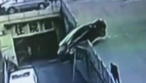 VIDEO: Matku s dieťaťom zrazilo auto, následne dopadlo tesne vedľa nich