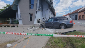 Nabúral rovno do krčmy. Mladý vodič zdemoloval budovu pod vplyvom drog