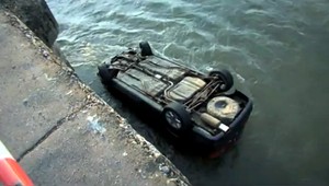 Mladík (22) ladil rádio, skoro sa utopil