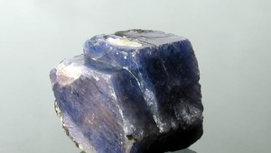 Unikátny zafír zo Slovenska. Nálezca ho hľadal desať rokov, našiel ho úplnou náhodou.