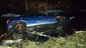 Kamaráti skončili s autom v potoku, vytlačil ich tam agresívny vodič