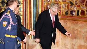 Potácanie sa prezidenta Zemana. Vraj je za tým viróza