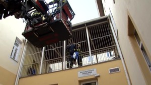 Muž už nechcel byť v nemocnici. Keď zavreli dvere, pokúsil sa o útek cez okno a uviazol