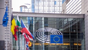 Európska komisia čelí kritike: Jej hodnotenie tabakovej legislatívy vraj ignoruje fakty a ohrozuje cieľ „Európy bez dymu“