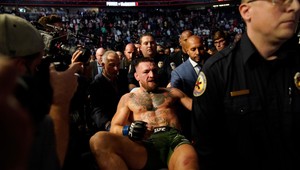 Nečakaný koniec! McGregor skončil so zlomenou nohou. V hre je štvrtý zápas s Poirierom