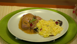 Pečená krkovička na čiernom pive s rozmarínom, koláčik s kyslej kapusty so slivkami a brusnicami