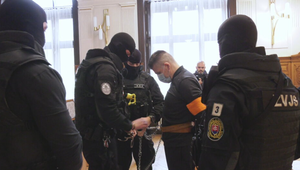 Ex-policajt pred súdom: Mal pomáhať Šátorovcom pri vražde mafiána Écsiho