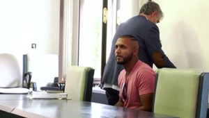 Mladík pichol ženu nožom do tváre. Pred súd sa postavil za pokus o vraždu s extrémistickým motívom