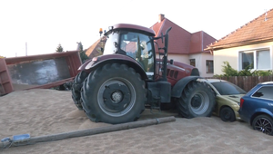 Mladý vodič s traktorom zdemoloval 4 autá. Pšenica z vlečky skončila rozsypaná po okolí