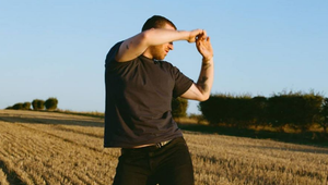 Už nič neskrývajú! Vášnivé bozky slávneho speváka s jeho novým priateľom priamo na ulici!