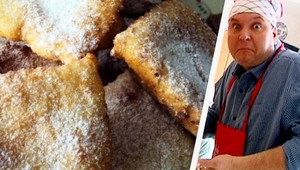 Dvojmetrový redaktor ako žena. Obliekol si zásteru, šatku a...