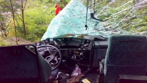 Havária autobusu a kamióna! Desiatky ľudí zranených