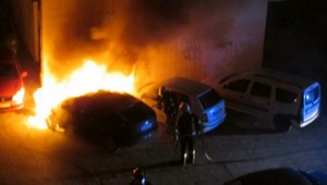 V bratislavskej Petržalke horelo auto, plamene sa rozšírili na ďalšie vozidlá