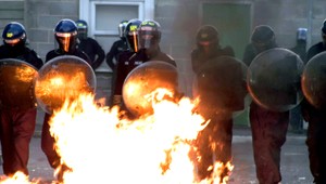 Obrovské protesty v Anglicku. Kto kúri, neostane mu na jedlo