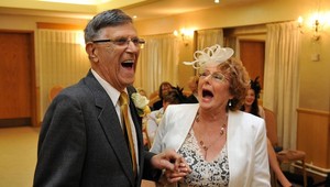 Počas II. sv. vojny si dali prvý bozk a potom sa 64 rokov nevideli. Teraz sa vzali