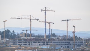 Firmy, ktoré stavajú novú nemocnicu v Prešove, chcú projekt dokončiť. Jedného z členov konzorcia už vylúčili