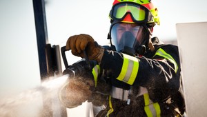 Viac ako desiatka hasičov zasahuje pri požiari v Bratislave. Oheň zachvátil chaty