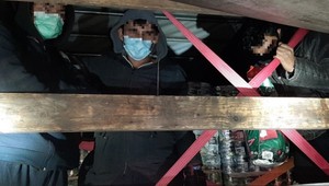 Policajti našli troch migrantov medzi konzervami v kamióne