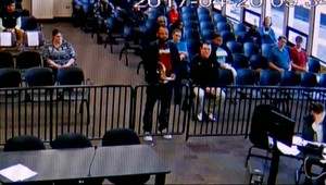 VIDEO: Postavil sa pred sudcu kvôli pokute, zo šiltovky mu vypadol kokaín