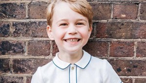 Princ George nastupuje do školy, čaká ho balet a čítanie z Biblie