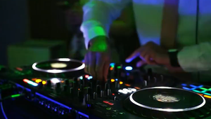 Ste DJ na svadbe či festivale? Za hudbu na verejnej akcii možno budete potrebovať licenciu