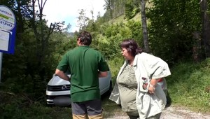 Raj plný zaparkovaných automobilov