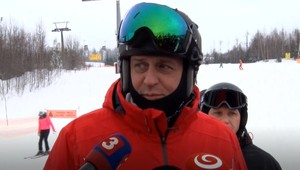 Šéf parlamentu Danko na lyžiach. V lanovke diskutoval o rekreačných poukazoch