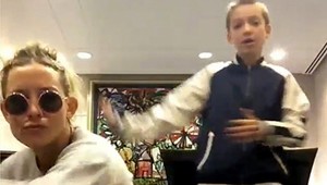 Video matky a syna, ktoré vás dojme: Miesto nudy, spoločné rappovanie!