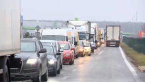 Nevídaný dopravný kolaps medzi Sencom a Pezinkom. V kolóne stoja vodiči aj 5 hodín