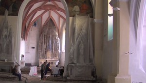 Do kostola prišli so zbíjačkami a kladivami. Omše slúžia na mestskom úrade