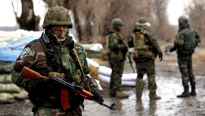 Napriek prímeriu boje na Ukrajine pokračujú. Zomrel vojak a 14 povstalcov