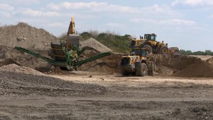 Polícia vyšetruje znečistenie vôd. Skládka s nebezpečným odpadom stojí na zdroji podzemnej vody