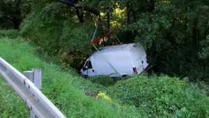 Požičal si dodávku na prevoz dreva. Nabehol na zvodidlá a katapultovalo ho do vzduchu