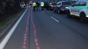 Motorkár vpálil priamo do kamióna. Muž zrážku neprežil, spolujazdkyňa je vo vážnom stave