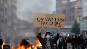 Študentské protesty vo Francúzsku: Takmer 2000 zadržaných a stovky zranených